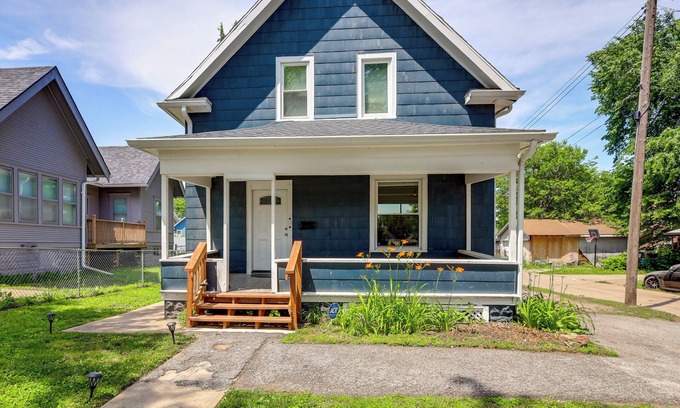 Omaha Maison | 4 Mi to Dtwn Omaha: Spacious Home w/ Fenced Yard!