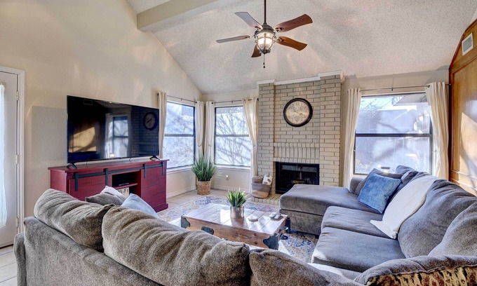 South Arlington Maison | 4 Mi to Joe Pool Lake: Home in Grand Prairie