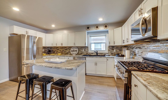 East Chicago Maison | 4 Mi to Lake Michigan: East Chicago Home w/ Grill