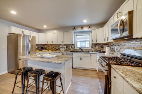 East Chicago Maison | 4 Mi to Lake Michigan East Chicago Home with Grill