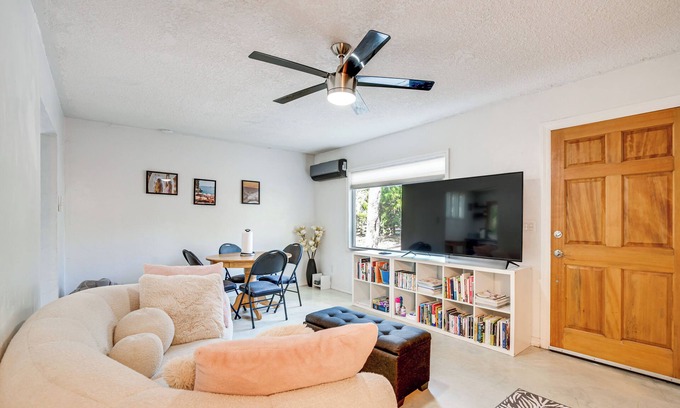 Gainesville Cottage | 4 Mi to UF: Pet-Friendly Home w/ Yard & Deck
