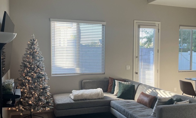 Maryvale Village Maison | 4 min drive to cardinals State Farm stadium with beautiful yard and high ceiling