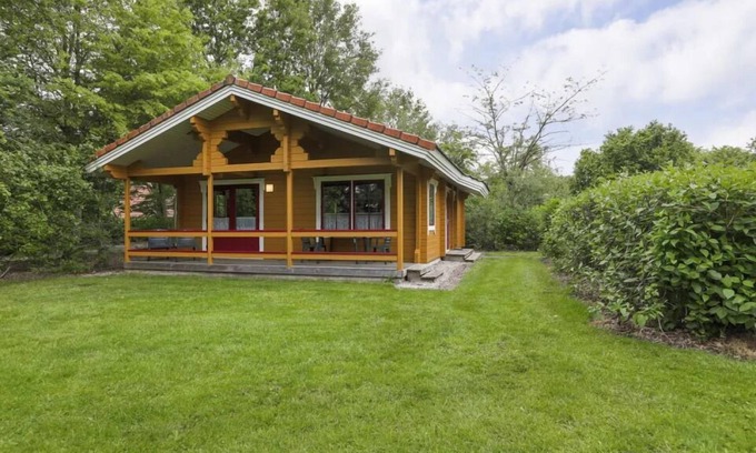 Gramsbergen Maison | 4-person bungalow with private sauna, veranda, dishwasher and washing machine at park ’t Hooge Holt near Gramsbergen and nature.