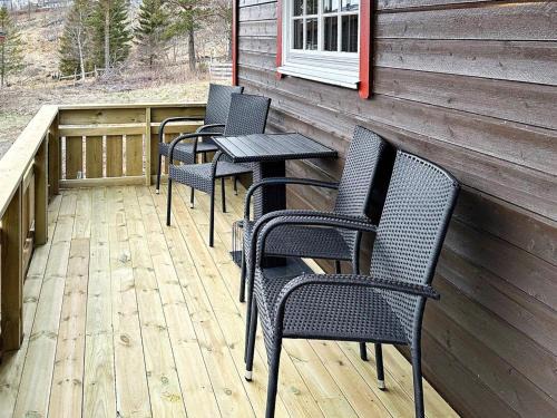 Olden Maison | 4 person holiday home in Lysøysundet