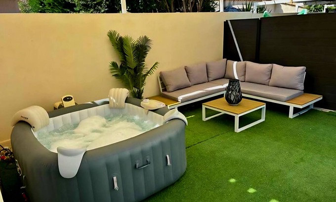 Lunel Appartement | 4-person studio with private pool and jacuzzi