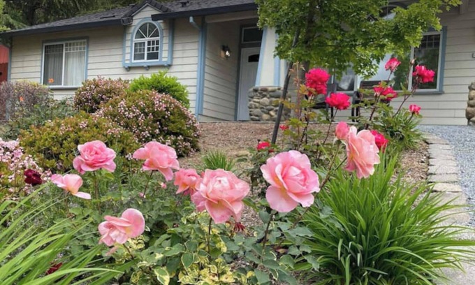 North Auburn Maison | 4 Queen Beds easy access to 49 & 80