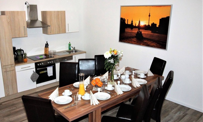Tempelhof-Schoeneberg Appartement | 4 chambres, jusqu'à 14 personnes, aménagement luxueux, "hibiscus"