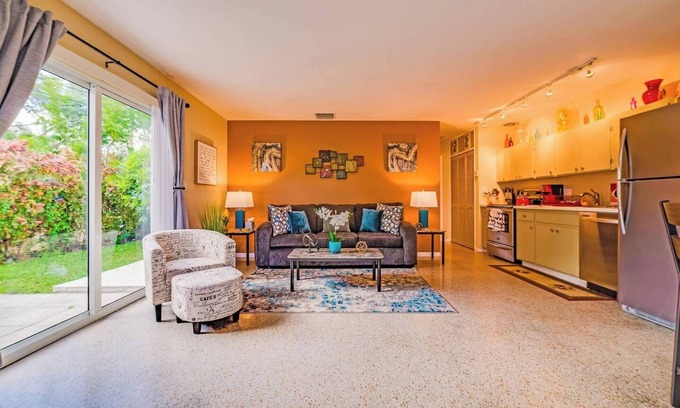 Poinsettia Heights Appartement | Ensoleillé, nouvellement meublé 1BR apt