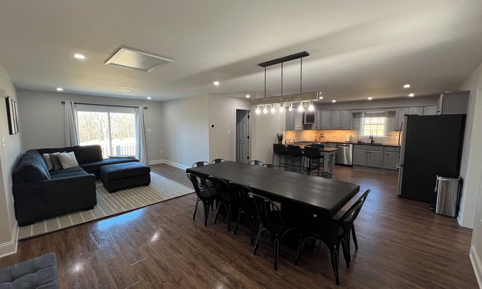 Orson Maison | 40 acres, sleeps 20, minutes from Elk, fishing streams, rails to trails .