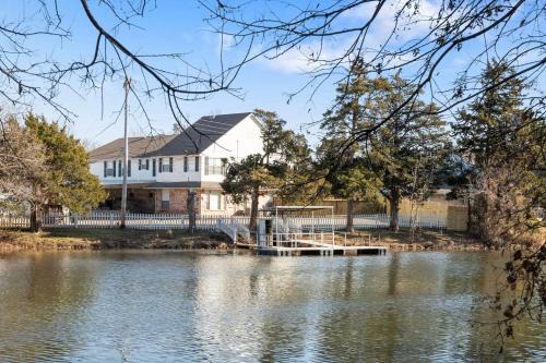 Warr Acres Maison | 4000 Sqft Lakefront Retreat Private Hot Tub #nh