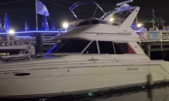 Freeport's Nautical Mile Location De Bateaux | 45 foot yacht with heat! 2 bedroom apartment inside with 2 TVs and full kitchen.