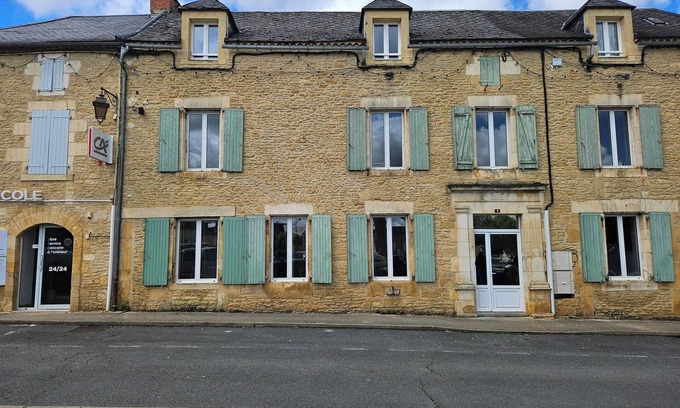 Salignac-Eyvignes Appartement | Appartement de 45 m2 au 2ème d'un immeuble de 2 étages situé au cœur de Salignac