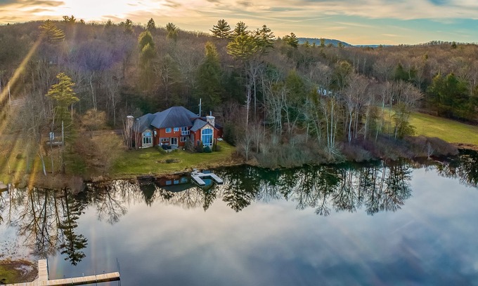 Fishs Eddy Maison | 4800 Sq Ft Catskills Lake Mansion W/Hot Tub!