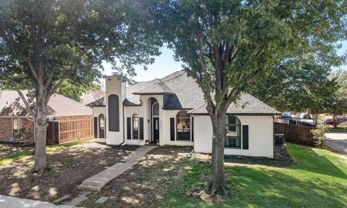 Northeast Carrollton Maison | 4B/2B Carrollton, TX - Contemporary Central Comfort