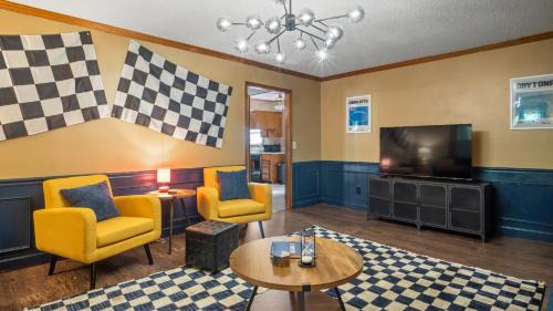 Charlotte Maison | 4bd Contemporary Home with BBQ, Game Room