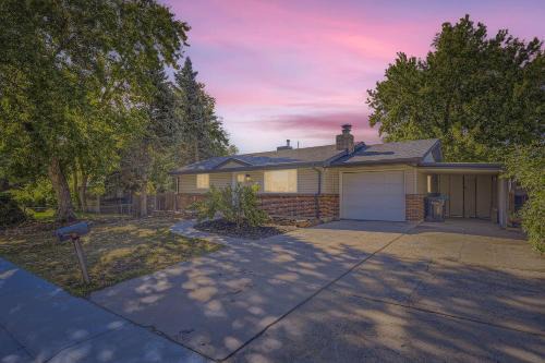 Lamar Heights Area Maison | 4BD - Hot Tub, BBQ, Games - 10 Mins to Olde Town