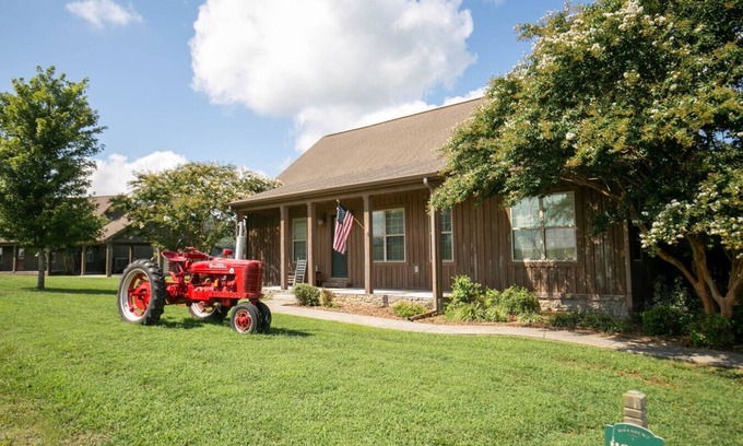 Normandy Appartement | 4BD House Farm Stay on Lake and Duck River