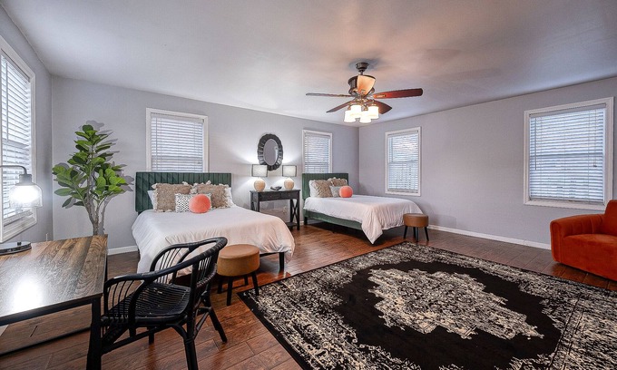 Emsworth Maison | 4bd Modern Victoria: 20 mins to Pittsburgh Airport