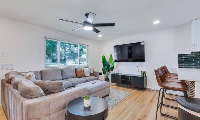 Arvada Plaza Area Maison | 4BD Near DT - Hot Tub, Pingpong & Backyard Fun