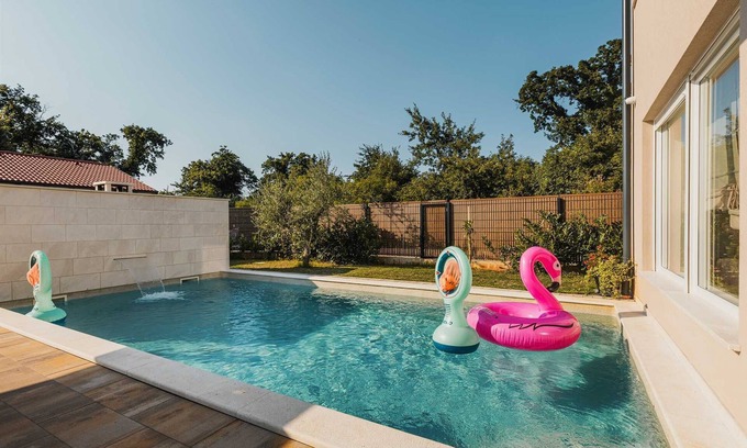 Mali Vareski Villa | Villa 4 chambres avec piscine et aire de jeux à proximité de la plage de Duga Uvala