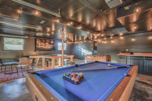 Briargate Maison | 4BD With Game Lounge Hot tub Dog Friendly USAFA