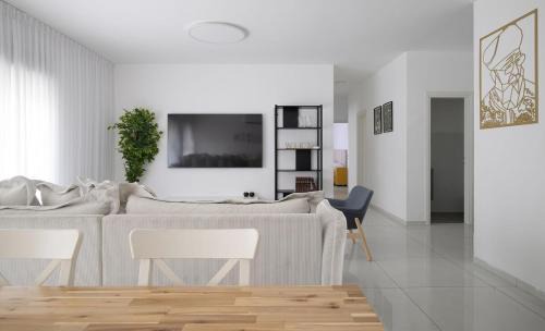 Kiryat Ata Appartement | 4BDR apt with jacuzzi in the heart of the city