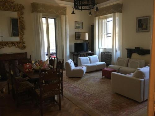 Oltrarno Appartement | 4bdrm elegant apartm in Private Estate, shared Swimmingpool, Maze Garden