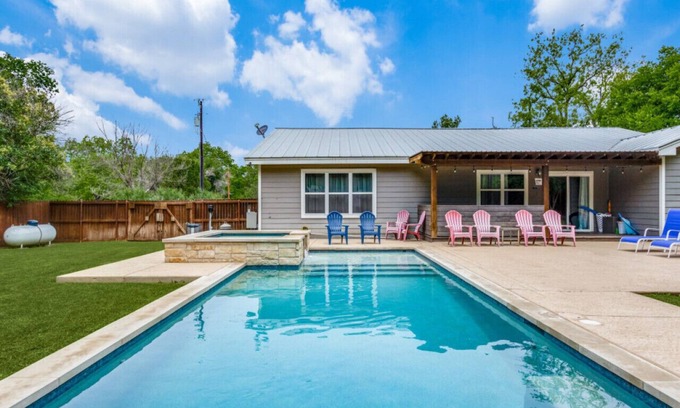 Johnson City Maison | 4BDRM W/Private Pool & Hot Tub - Walk to Town Square, Minutes to Wineries!