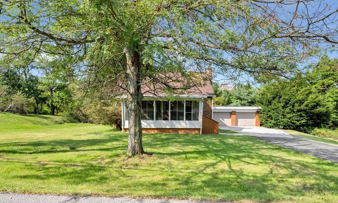 Monaca Maison | 4Bed/2Bath Home, 1.5Acres, Prime Location, Private
