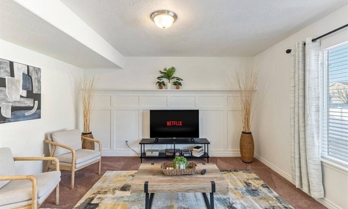 Lehi Maison | 4BR/2.5B Pet Friendly! 2 Car Garage near Utah Lake!