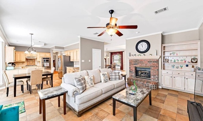 Grapevine Maison | 4BR, 2.5BA, sleep 11, close to highway and airport
