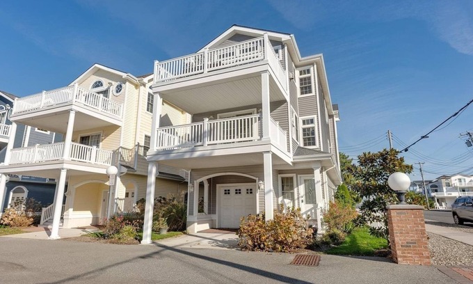 Townsend's Inlet Maison | 4BR 3.5BA community POOL 2 bl from beach w/ lifeguard & bathroom no pets/smoke