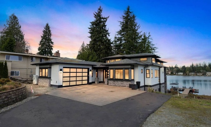 Burien Maison | 4BR 4BA Modern Lakefront Lodge