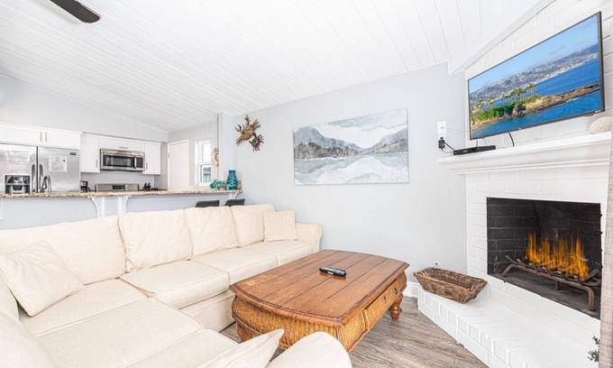 Balboa Peninsula Copropriété | 4BR Coastal Getaway between the Bay & Beach | Sunny Patio & Balcony!