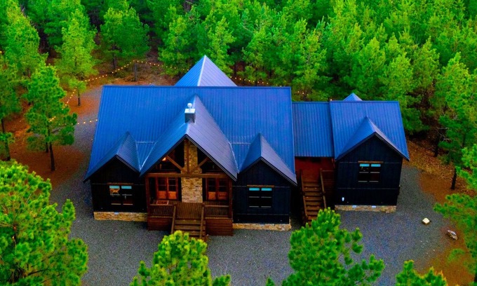 Broken Bow Cabine | 4BR + Game Room | Outdoor Play, Shuffleboard, EV