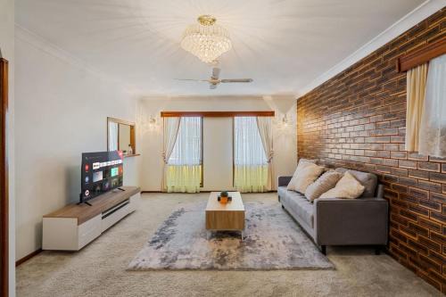 Sunnybank Maison | 4BR Garden Patio Retreat Near Food Shops and Transit