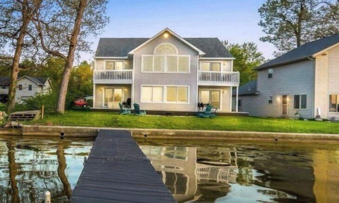 North Webster Maison | Private pier!Game Room!Fishing!Paddleboat!Kayaks!