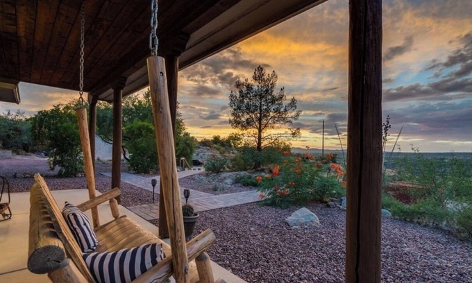 Catalina Maison | 4BR Mount Lemmon Retreat w/ Hot Tub - Sleeps 14!