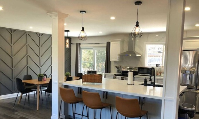 Grimsby Maison | 4BR+Wi-Fi+Ac+Iron+Kitchen+Washer+Free Prkng+Ntflx