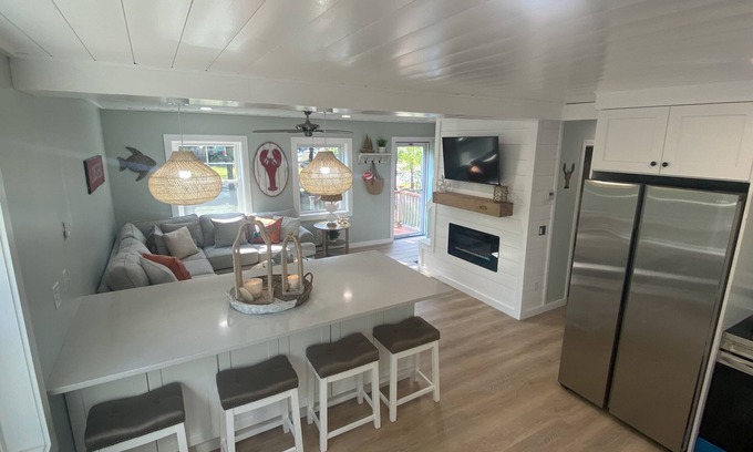 Kenyon Maison | 4br2ba home with central AC, sleeps 12, 1.5 miles to beach!! BEACH PASS!