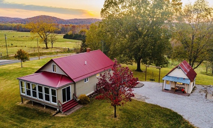 New Florence Maison | 4K Ranch - 10 acre property & home near Hermann