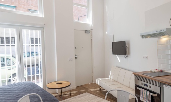 Vista Alegre Maison | 4km From Sol , 1 min Metro, Wifi, Washing Machine and Dryer