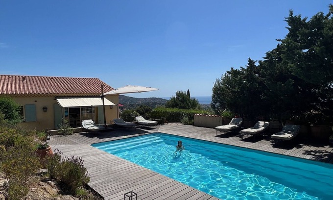 Bormes-Les-Mimosas Villa | 4km de la plage, villa avec piscine chauffée privée, vue mer imprenable au calme