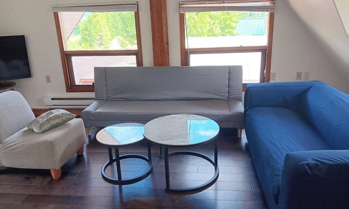 Tappen Hôtel | 4km off Highway 1, just west of Shuswap Lake, with beautiful mountain view