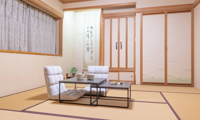 Asahikawa Maison | 4LDK, air conditioning in all bedrooms, maximum 17 people, easy access to Furano and Biei, 3 parking spaces, covered parking, jet bath and separate shower, 75" TV