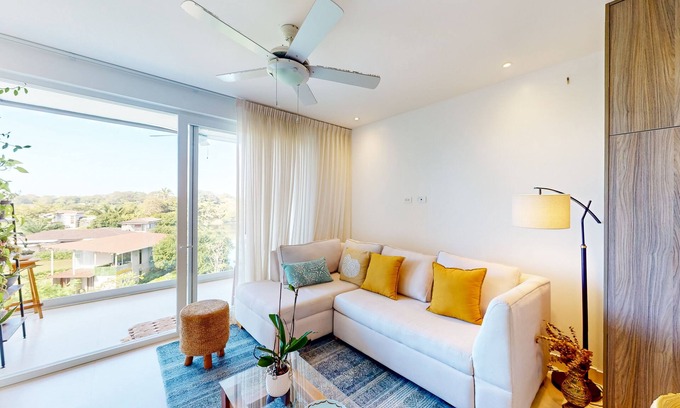 Jaco Appartement | 4th-floor condo with water view, on-site pool, private balcony, & W/D