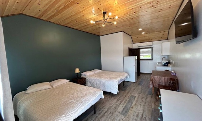 Eagle Bay Hôtel | 4th Lake Front Beachside Motel room at Eagle Bay Village