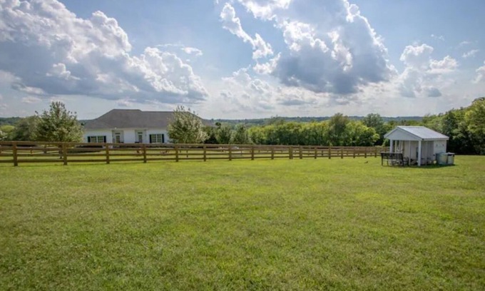 College Grove Maison | 5 Acre 3 Bedroom Farmhouse Next Door to Troubadour