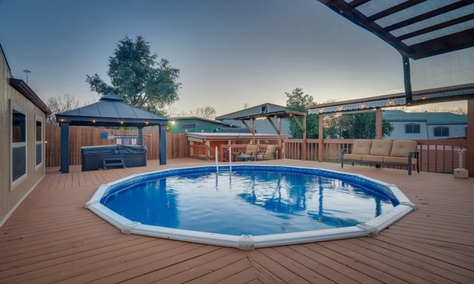 Dallas Maison | PISCINE, HOT TUB et LOISIRS GROS GROUPS MANSION