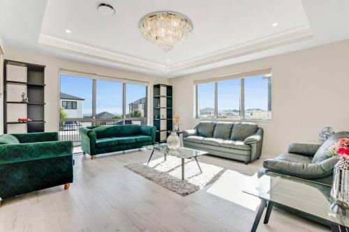 Flat Bush Maison | 5 BDR Flat Bush Mansion - Central Aircon, Fast WiFi, Pool Table, Netflix and More!